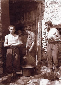 Distribuzione del rancio in un gruppo di partigiani nelle valli bergamasche