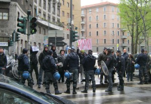 I gioiosi manifestanti hanno passato la mattina a farci foto per "schedarci"; io perÚ per rispetto alla privacy di tutti ho oscurato tutti i volti. Tranne quella del tizio con la maschera degli Slipknot.