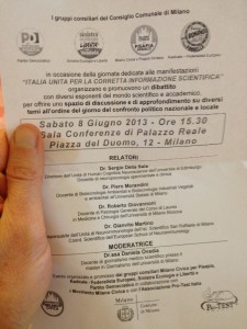 Un ringraziamento va anche ai gruppi consiliari che hanno permesso, senza politicizzare l'incontro, lo svolgimento dello stesso. E' un atto di coraggio, va riconosciuto! Quasi tutti in politica appoggerebbero gli animalari solo perchè è troppo facile raccogliere consenso in questo modo, tanto chissene, poi in farmacia i farmaci li venderanno lo stesso (ehi, vi viene in mente qualche esempio?). Appoggiare noi è molto più scomodo, e richiede uno sforzo di coscienza e di ragione: grazie!