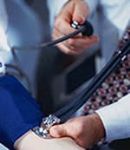 Medico controlla pressione
