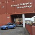 Polizia al Dipartimento di Biotencologie a Bicocca