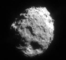 Il nucleo di una cometa fotografata dalla missione Stardust