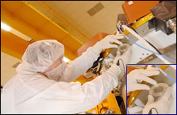 Il montaggio del CD per la Deep Impact Mission