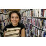 Studentessa in biblioteca universitaria
