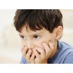 Bambino in silenzio