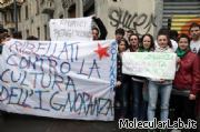 Ricercatori protestano in difesa della ricerca