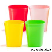 Bicchieri di plastica con bisfenolo