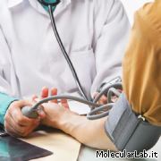 Medico controlla pressione arteriosa