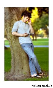 Ragazzo al telefono portatile